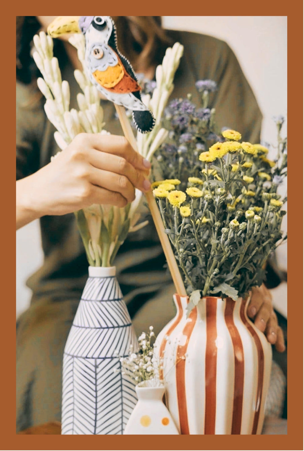 Arranging flowers in hand-painted ceramic vases, Modus & Mood concept
